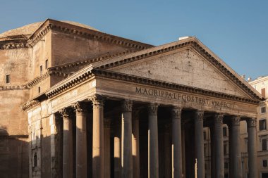 İtalya 'nın orta kesimindeki tarihi Roma kasabasındaki antik Roma tapınağı Panteon' un dramatik ışığı ve gölgesi ile yakın plan mimari detayları..