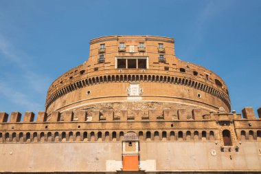 İtalya 'nın orta kesimindeki tarihi Roma şehrinde, tarihi kule kulesi Castel Sant' Angelo 'nun dış cephesi veya Hadrian Anıtmezarı' nın mavi gökyüzüne karşı..
