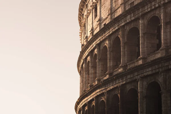 イタリア ローマの歴史的な都市で有名な観光ランドマークである古代ローマ コロシアムの象徴的なフラヴィア アンフィテア劇場の閉じた建築の詳細 — ストック写真