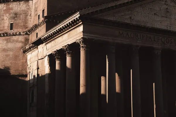 古代ローマ神殿の劇的な光と影を備えたクローズアップ建築の詳細 ローマ中心部の歴史的な古い町のパンテオン イタリア — ストック写真