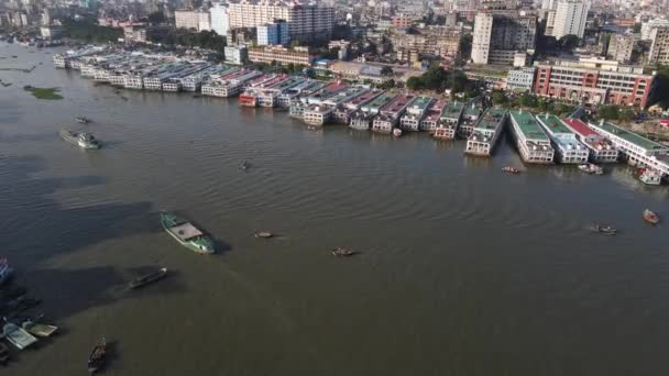 バングラデシュダッカ市沿岸に係留された渡し船によるブリガンガ川の空中風景 — ストック動画