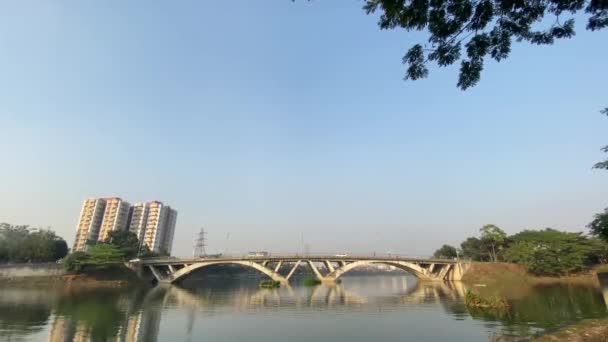 Aufnahme Der Scenic Hatirjheel South Bridge Über Ruhigem Wasser Dhaka — Stockvideo