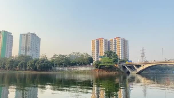 Hatirjheel Güney Köprüsü Nün Görüntüsü Yüzeyine Yansıyor Dhaka Şehri Bangladeş — Stok video