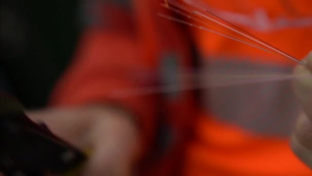Eine Nahaufnahme Eines Technikers Zeigt Wie Glasfaserkabel Durchtrennt Nur Seine — Stockvideo
