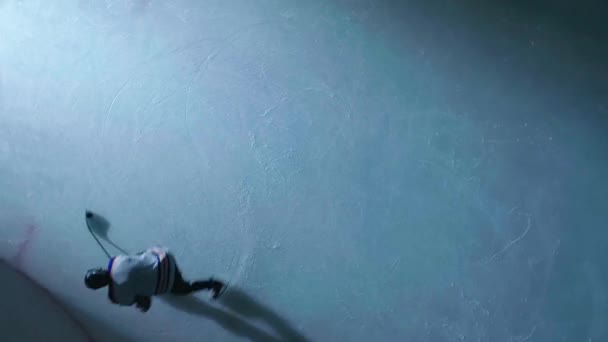 Filmischer Blick Auf Einen Eishockeyspieler Der Allein Übt Unter Einem — Stockvideo