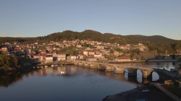 空中ドローン前方に中世の橋の上で撮影した移動サンパイオと呼ばれるVerdugo川アーケード町 ポンテベドラ ガリシア スペインに位置しています — ストック動画