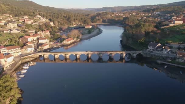 Αεροφωτογραφία Ενός Στενού Ποταμού Που Έχει Μια Γέφυρα Στη Μέση — Αρχείο Βίντεο