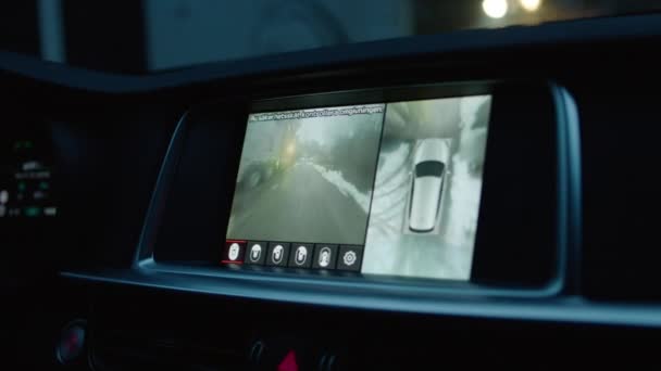 Bil Med Säkerhetsfunktioner Kör Långsamt Genom Smal Väg Med Kamerasensorer — Stockvideo