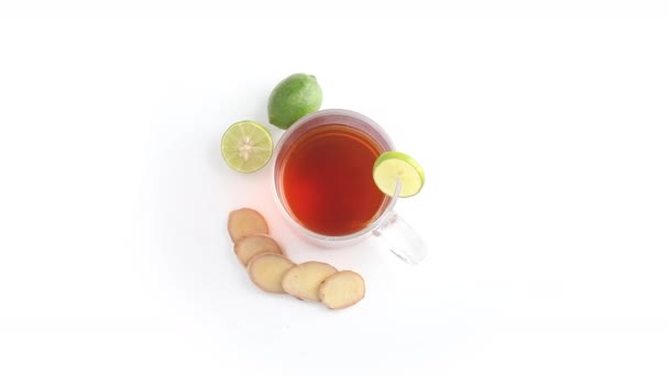 Herbata Cytrynowa Przezroczystej Szklanej Filiżance Całym Plasterkami Imbiru Cytrynowego Białym — Wideo stockowe