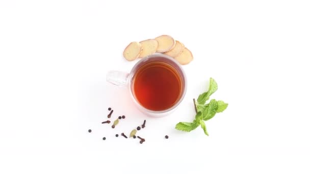 Herbata Cytrynowa Przezroczystej Szklanej Filiżance Całą Plasterkami Cytryny Białym Tle — Wideo stockowe