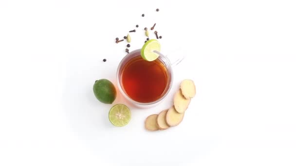 Herbata Cytrynowa Przezroczystej Szklanej Filiżance Całego Plasterki Cytryny Plasterki Imbiru — Wideo stockowe