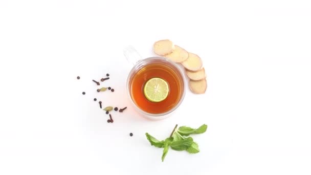 Herbata Cytrynowa Przezroczystej Szklanej Filiżance Całymi Plasterkami Cytryny Goździki Czarny — Wideo stockowe