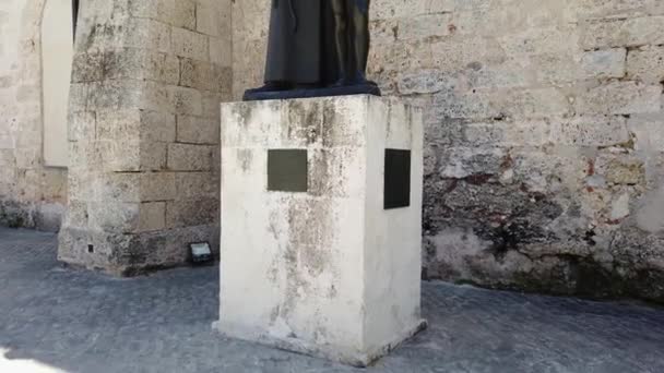 Statue Fray Junipero Serra Avec Garçon Indien Extérieur Une Basilique — Video