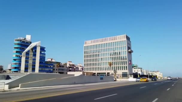从美国驻古巴哈瓦那大使馆大楼的道路上看 外面挂着美国国旗 Pov — 图库视频影像