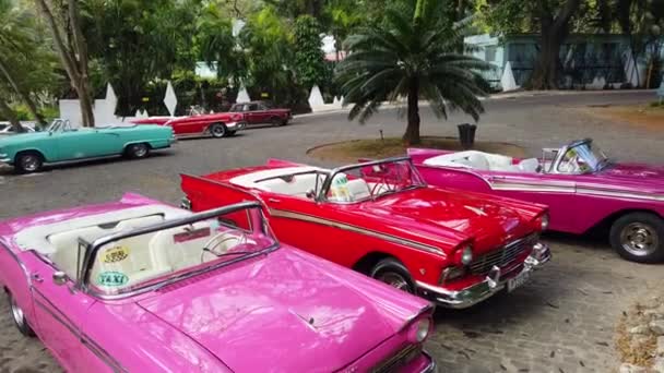 Классические Американские Кабриолеты Припаркованные Улице Гаваны Куба Панорамирование — стоковое видео