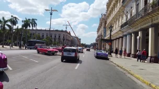 Проезд Улице Недалеко Малекона Гаване Куба Припаркованными Рядом Классическими Американскими — стоковое видео