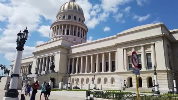 Pessoas Que Caminham Fora Capitolio Edifício Capitólio Nacional Havana Cuba — Vídeo de Stock
