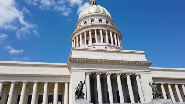 Küba Havana Daki Parlak Mavi Gökyüzü Karşı Ulusal Kongre Binası — Stok video