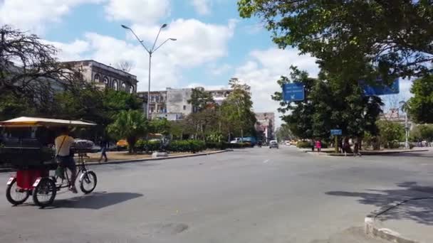 Bicitaxi Inne Pojazdy Jadące Ulicą Słoneczny Dzień Hawanie Kubie Szeroka — Wideo stockowe