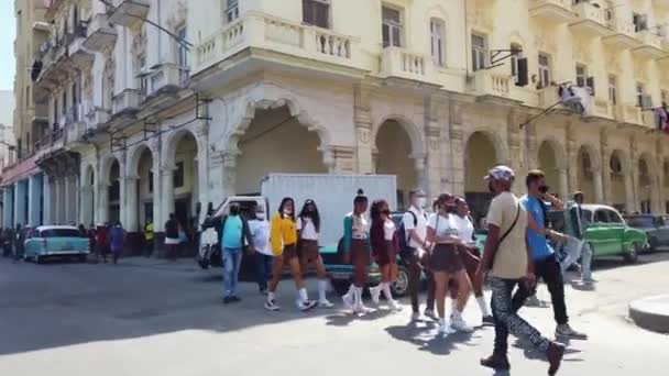 在哈瓦那街上行走的当地人带着古董车在古巴 车上的Pov — 图库视频影像