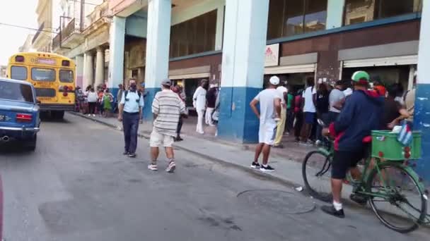 Folkmassan Passagerare Och Fotgängare Längs Gatan Staden Havanna Kuba Slow — Stockvideo