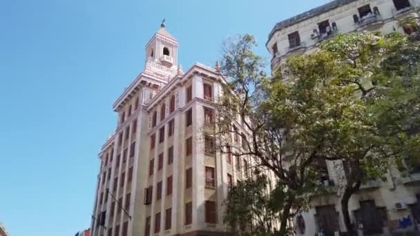 Вид Здание Бакарди Edificio Bacardi Улицы Лас Мураллас Старая Гавана — стоковое видео