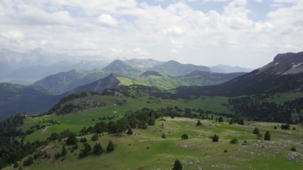 Schöne Malerische Luftaufnahme Der Alpinen Landschaft Mit Wiesen Und Gebirgen — Stockvideo