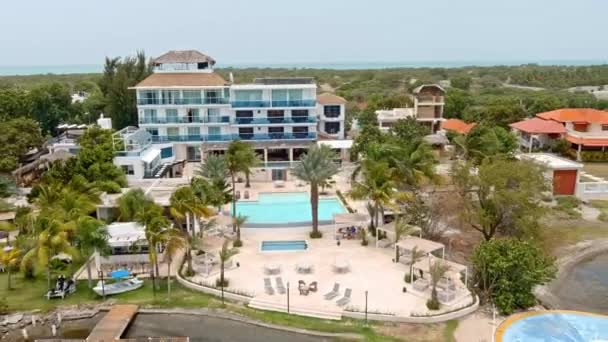 远离多米尼加共和国巴尼萨利纳斯酒店的空中景观 无人驾驶飞机发射 — 图库视频影像