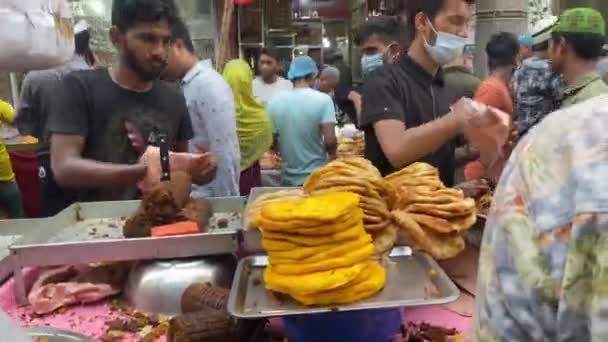 バングラデシュのダッカでストリートフード 4Kビデオ イフタール市場 ファーストフード市場 — ストック動画
