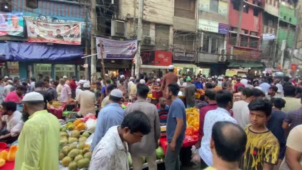 ラマダーン中のイスラム教徒エリアの混雑した果物市場 アジアのフードバザー スローモーション パンニング ショット — ストック動画