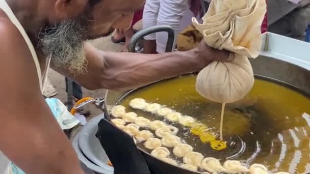 Street Vendor Gotowanie Słodkich Przekąsek Jalebi Zewnątrz Iftar Street Market — Wideo stockowe