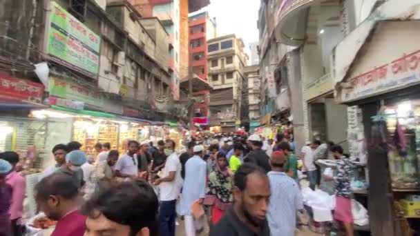 オールドダッカのIftar Marketの通りを歩くと 忙しいお店街の地元の人々 バングラデシュ スローモーション — ストック動画