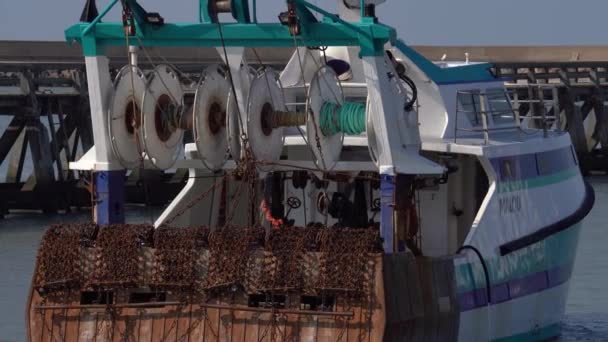 Visser Wandelen Het Dek Van Vissersboot Trawler Met Scallop Dredge — Stockvideo