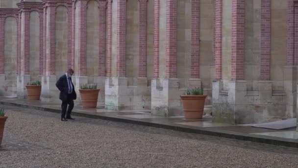 Samotny Człowiek Spacerujący Dziedzińcu Zamku Saint Germain Laye Francji Szeroka — Wideo stockowe