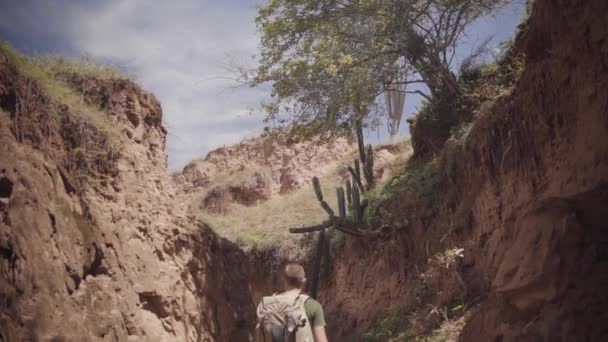 Mochileiro Trilha Caminhadas Áridas Deserto Tatacoa Colômbia Inclinação Para Baixo — Vídeo de Stock