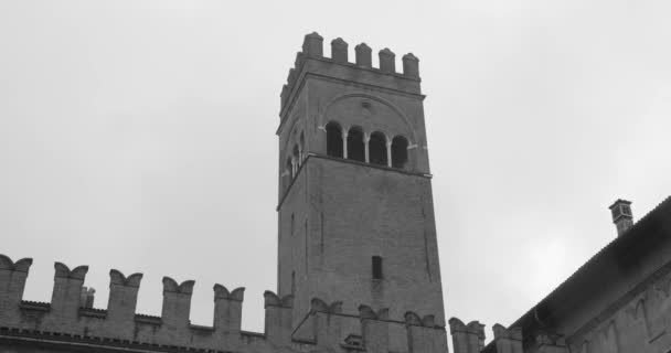 意大利博洛尼亚著名的波德斯塔宫外墙 立面和装饰品的漂亮黑白照片 — 图库视频影像