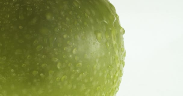 Крупним Планом Знімок Зеленого Яблука Краплями Води Ньому — стокове відео