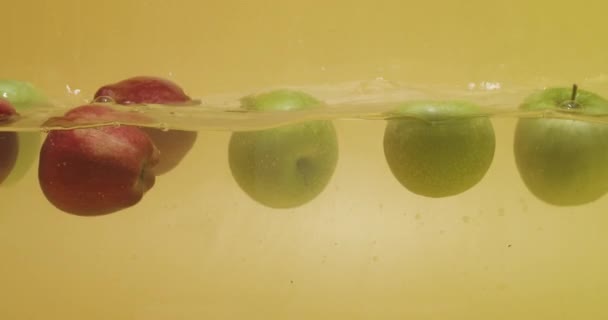 Знімок Купки Яблук Різними Кольорами Плавають Воді — стокове відео