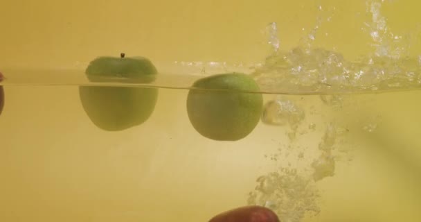 Постріл Купою Яблук Різними Кольорами Впав Воду — стокове відео
