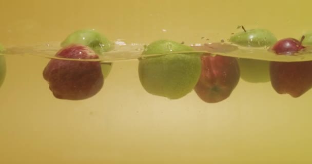 Tiro Manojo Manzanas Con Diferentes Colores Flotando Agua — Vídeos de Stock