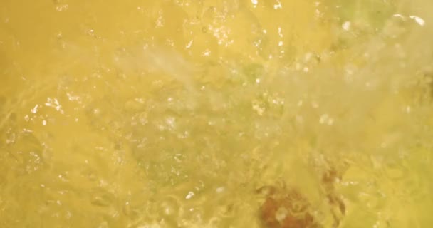 Крупним Планом Знімок Яблук Різним Кольором Падає Воду — стокове відео