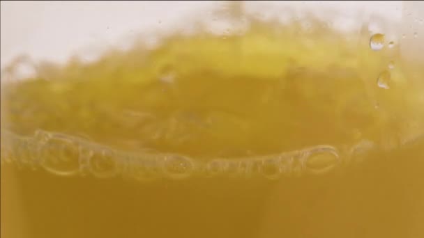 Close Shot Apple Juice Bubbling While Pouring Glass Bottle — Stock Video