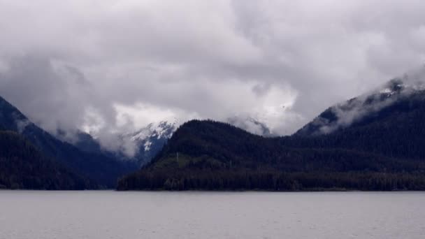 スティーブンス トランジットの時間経過 アラスカ州ジュノー近く 雲の形成で海から撮影された雪の山のキャップの広いショット — ストック動画