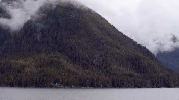 Stevens Áthalad Tranziton Juneau Alaska Közelében Széles Rálátás Erdő Hegyoldalára — Stock videók