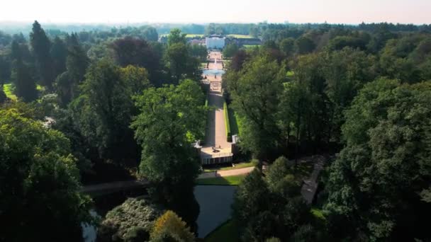 荷兰Het Loo宫上空令人难以置信的空中飞行 展现了宏伟的花园 — 图库视频影像