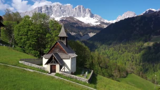 瑞士山上的小教堂 瑞士阿尔卑斯山 座落在有着雄伟山景的瑞士交易所 格劳宾登州山上的小教堂 — 图库视频影像