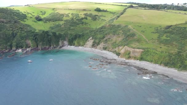 英国康沃尔西南海岸小径上的一个偏远海湾的广袤空中景观 — 图库视频影像