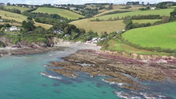 Weitläufige Luftaufnahme Der Bucht Von Talland Cornwall Großbritannien Zwischen Der — Stockvideo