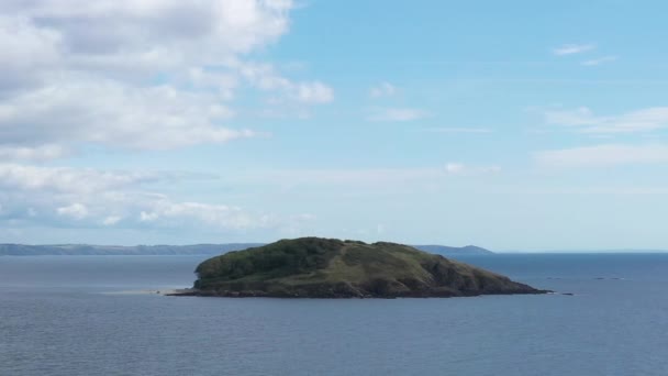 Amplia Vista Aérea Baja Isla Georges Frente Costa Cornualles Cerca — Vídeos de Stock
