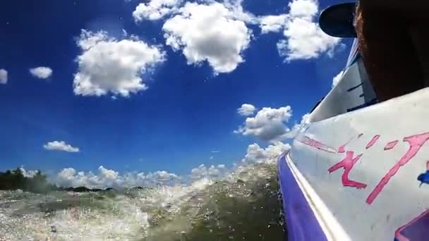 Tiro Água Salpicando Barco Esqui Jato Waverunner Lado Vídeo Esportes — Vídeo de Stock